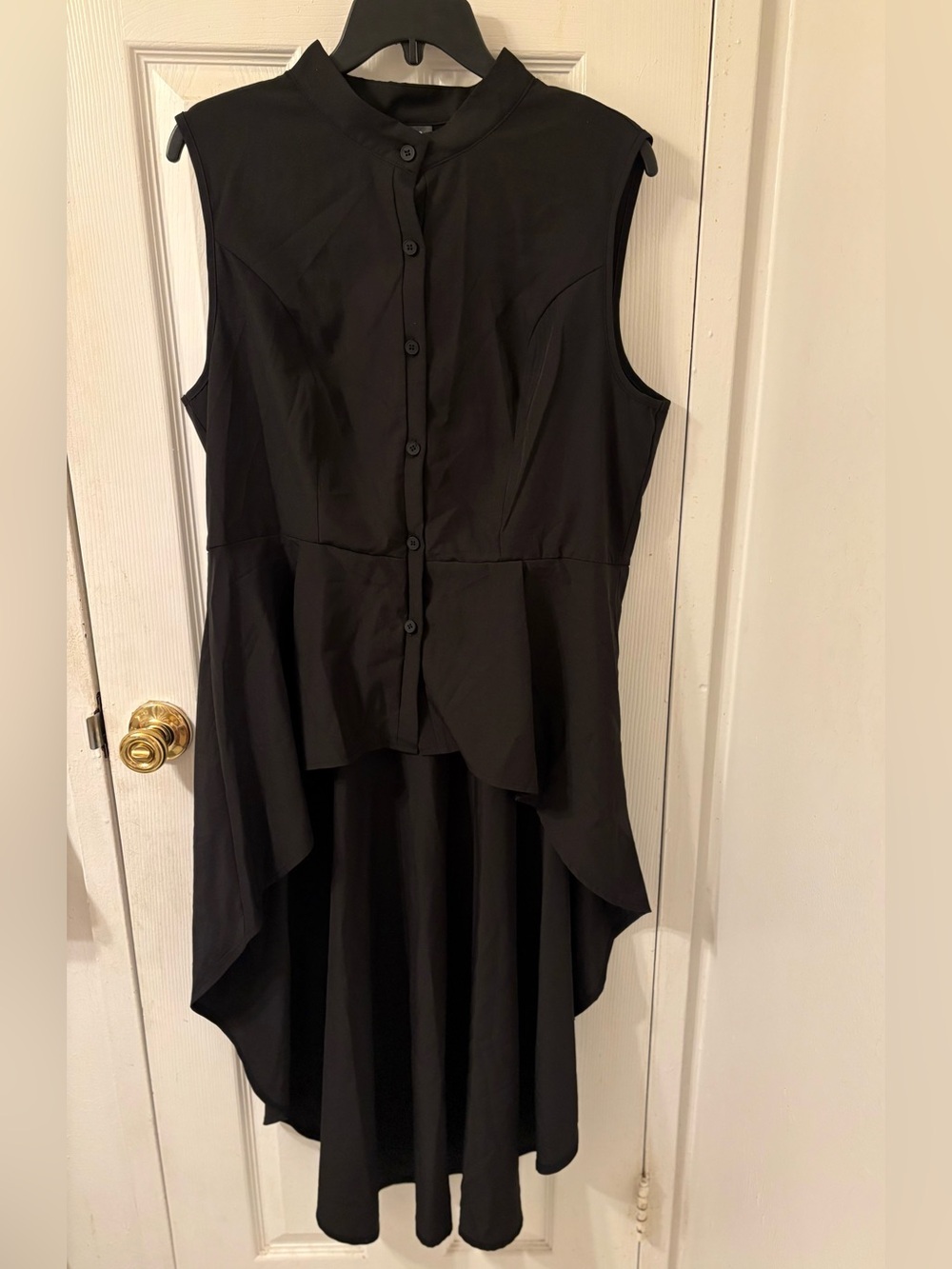 SHEIN Black Sleeveless High-Low Button-Down Top